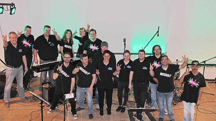 Zusammen stark: Band- und Crew-Mitglieder nach einem Mosaik-Auftritt Anfang 2017. Foto: Diana Fuchs