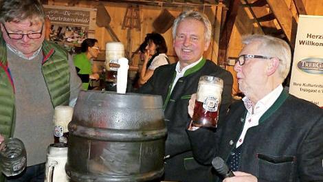"Es l&auml;fft." B&uuml;rgermeister Werner Diersch (Mitte) hat das erste Fass des neuen Fastenbocks angestochen, assistiert vom Vorsitzenden der Kulturinitiative, Hans Moos (rechts), und dem Chef der Brauerei Haberstumpf, Hans Wernlein. Foto: Dieter H&uuml;bner