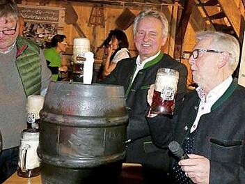 "Es läfft." Bürgermeister Werner Diersch (Mitte) hat das erste Fass des neuen Fastenbocks angestochen, assistiert vom Vorsitzenden der Kulturinitiative, Hans Moos (rechts), und dem Chef der Brauerei Haberstumpf, Hans Wernlein. Foto: Dieter Hübner