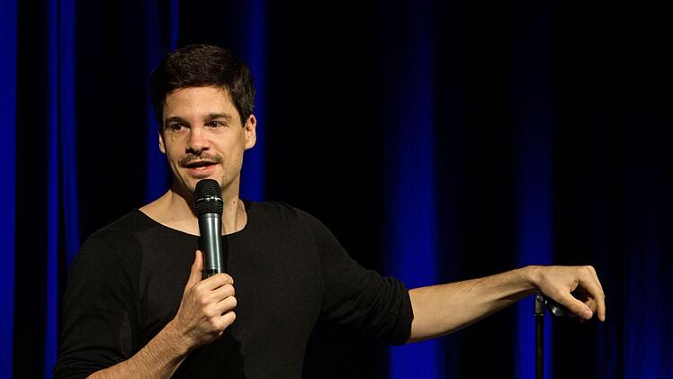 Erheiternder Blick in den Spiegel: Alain Frei gastierte erstmals in Coburg.Foto: Jochen Berger