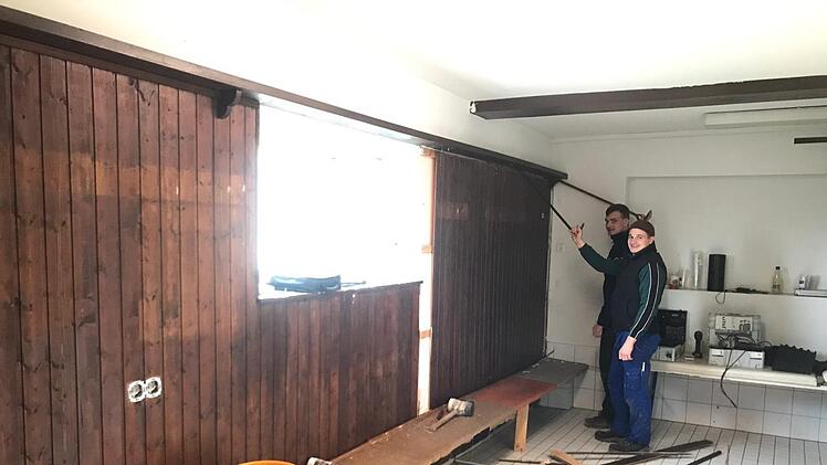 So sah die Kabine vor dem Umbau aus: Die Holzvertäfelung und die  alten Bänke entfernten die  ehrenamtlichen Helfer als erstes.  SCH
