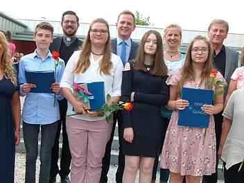 Die Klassenbesten zusammen mit den Gratulanten  Foto: Doris Weidner