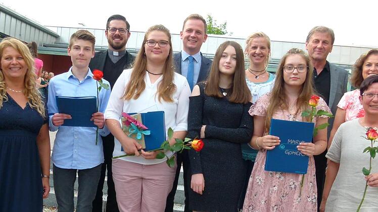Die Klassenbesten zusammen mit den Gratulanten  Foto: Doris Weidner
