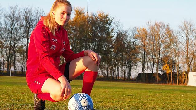 Elena Reck (im Bild) darf als 16-J&auml;hrige bei den Frauen des TSV Rannungen spielen, nicht aber bei den U18-Junioren. Foto: J&uuml;rgen Schmitt