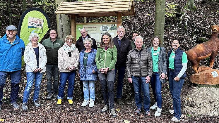 Beeindruckt von der neuen Station „Waldzauber-Bilder“ und der Holzfigur „Mufflon“: Die Macher, Unterstützer und Initiatorinnen des Naturerlebnisweges Melkendorf.