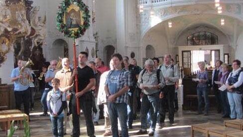 Die Serlbacher Wallfahrtsgruppe zieht in die Gößweinsteiner Basilika ein. Fotos: privat
