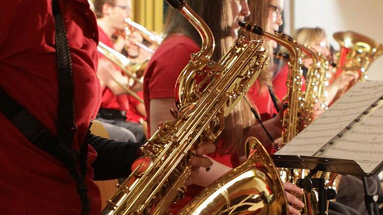 Sattes Blech von den Holzblasinstrumenten der Saxophone