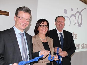 Sie knüpfen mit am Werte-Netz: Staatssekretär Bernd Sibler, Gustav Eirich, Abteilungsdirektor des Bereichs Schulen der Regierung von Unterfranken und Ute Multrus, ISB München, die die Handreichung vorstellte. Jeder Knoten im blauen Seil symbolisiert ein Projekt. Fotos: nat