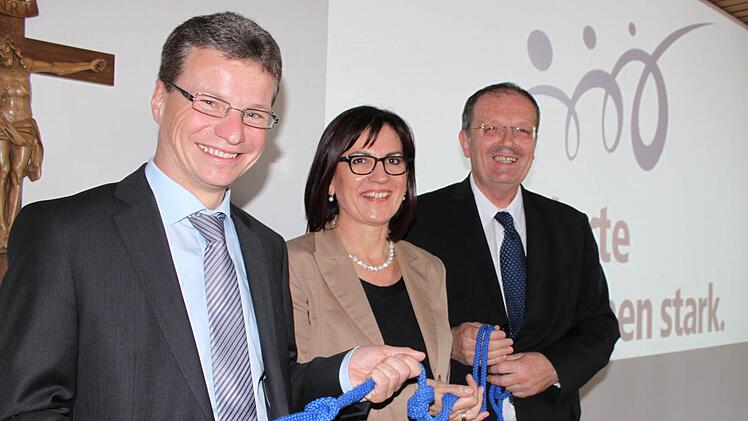 Sie knüpfen mit am Werte-Netz: Staatssekretär Bernd Sibler, Gustav Eirich, Abteilungsdirektor des Bereichs Schulen der Regierung von Unterfranken und Ute Multrus, ISB München, die die Handreichung vorstellte. Jeder Knoten im blauen Seil symbolisiert ein Projekt. Fotos: nat