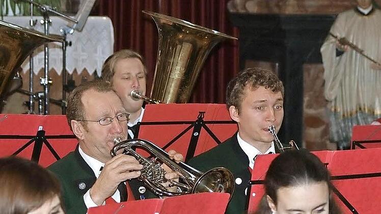 Vater und Sohn gemeinsam im Einsatz: Ludwig (Mitte, links) und Johannes Geiling.  Foto: Anton Then