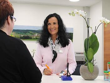 Susanne Weiß bedient eine Kundin am neuen Schalter der Raiffeisen-Volksbank in der Geschäftsstelle in Uetzing.  Fotos: Thomas Heuchling