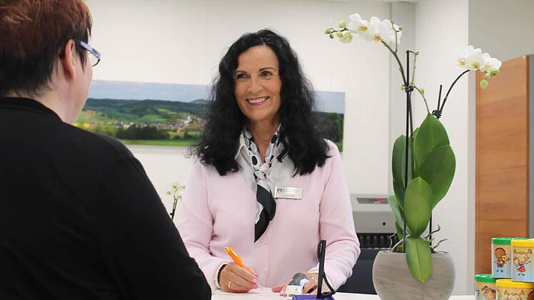 Susanne Weiß bedient eine Kundin am neuen Schalter der Raiffeisen-Volksbank in der Geschäftsstelle in Uetzing.  Fotos: Thomas Heuchling
