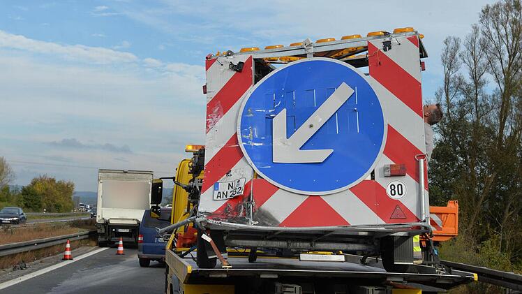 Der demolierte "Warnleitanhänger" musste mit einem Abschleppwagen abtransportiert werden. Im Hintergrund ist der Lastwagen zu sehen, der aufgefahren war. Foto: Ronald Rinklef