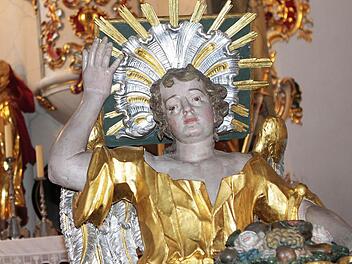 Die ungewöhnliche Armhaltung ist das Besondere am Taufengel in der Trebgaster Kirche. Foto: Jochen Nützel