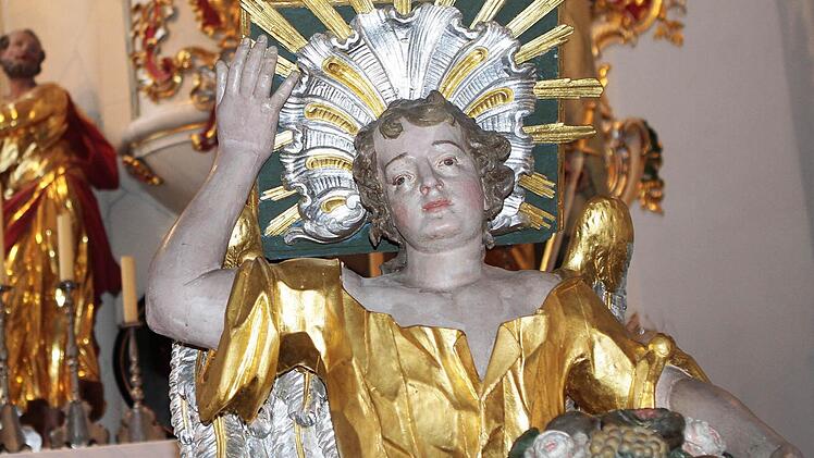 Die ungewöhnliche Armhaltung ist das Besondere am Taufengel in der Trebgaster Kirche. Foto: Jochen Nützel