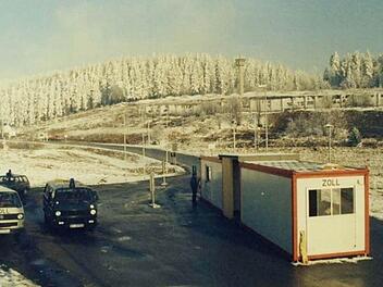 Der damalige Grenzübergang Tettau/Spechtsbrunn vor der Grenzöffnung  Foto: Manfred Suffa