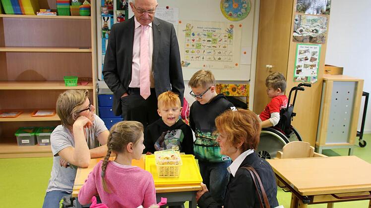 Bei seinem Rundgang durch den Neubau des oberfränkischen Förderzentrums für Schüler mit Körperbehinderungen auf der Bertelsdorfer Höhe besuchten Bezirkstagspräsident Dr. Günther Denzler (im Hintergrund) und Angela Trautmann-Janovsky (Sozialverwaltung, rechts vorn) am Dienstag auch die erste Klasse. Während der Stationenarbeit brachte Karin Sladky (links) gerade den ABC-Schützen Laurin, Adrian, Leon, Laura und Lisa (von rechts) den Buchstaben "I" näher. Foto: Bettina Knauth