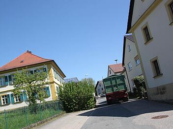 Die Ortsdurchfahrt von Altenbanz wird auf einer Länge von rund 400 Metern ausgebaut. Hier, am Pfarrhaus, entsteht bewusst eine etwa neun Meter lange Engstelle, die bautechnisch gestaltet wird und den Verkehr entschleunigen soll. Foto: Matthias Einwag