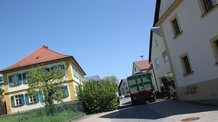 Die Ortsdurchfahrt von Altenbanz wird auf einer Länge von rund 400 Metern ausgebaut. Hier, am Pfarrhaus, entsteht bewusst eine etwa neun Meter lange Engstelle, die bautechnisch gestaltet wird und den Verkehr entschleunigen soll. Foto: Matthias Einwag