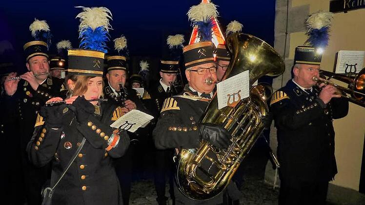 Musikalische Begrüßung der Bergparade am Gotteshaus St. Wolfgang durch die Bergmannskapelle Foto: Gerd Fleischmann