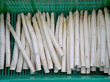 Geernteter Spargel. Symbolbild: Carsten Rehder/dpa