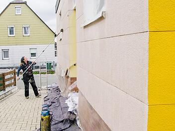 Eine Seite des einstmals gelben Hauses in der Nordhalbener Gartenstraße hat die Bühnenmalerin Eva Weymann noch vor sich - dann soll es optisch in die ehemalige DDR der 70er Jahre passen. Marian Hamacher