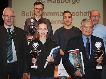 Haßfurts Sportlerin des Jahres 2017 wurde erneut Balletttänzerin Lorraine Bühl (vorne, Mitte). Bei den Herren setzte sich Heinz Kermer vom "Gung Fu" (rechts daneben) durch. Als beste Mannschaft wählte die Jury die Schwimmer des SC Haßberge (hinten, von links stellvertretend Julian Müller und Jonathan Bischoff). Bürgermeister Günter Werner (links) gratulierte den Gewinnern.Ralf Naumann