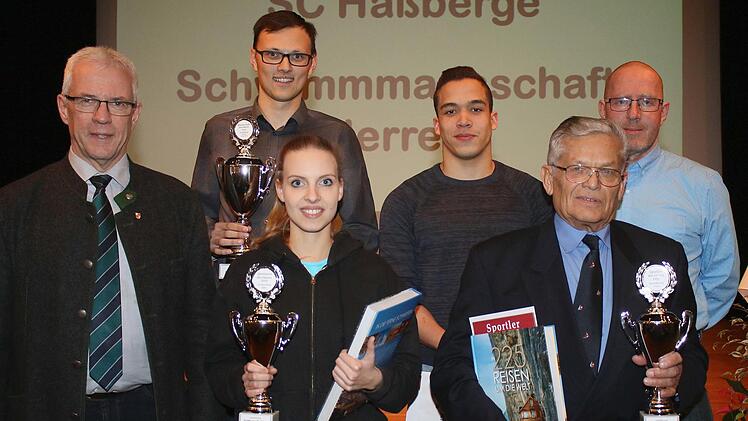 Haßfurts Sportlerin des Jahres 2017 wurde erneut Balletttänzerin Lorraine Bühl (vorne, Mitte). Bei den Herren setzte sich Heinz Kermer vom "Gung Fu" (rechts daneben) durch. Als beste Mannschaft wählte die Jury die Schwimmer des SC Haßberge (hinten, von links stellvertretend Julian Müller und Jonathan Bischoff). Bürgermeister Günter Werner (links) gratulierte den Gewinnern.Ralf Naumann