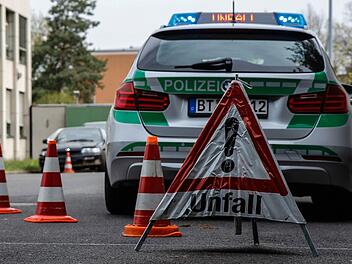 Wenn Asylbewerber auf dem  Rad  mit einem   Auto kollidieren,  kann es  teuer werden. Die Verursacher  können den Schaden meist   nicht bezahlen. Ein Problem für  die Geschädigten: Ein Autofahrer bleibt dann    oftmals auf den Reparaturkosten sitzen. Symbolfoto: Christopher Schulz