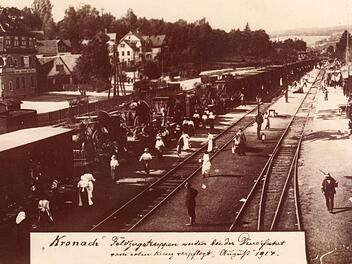 Hier werden deutsche Soldaten 1914 bei der Durchreise an die Front im Kronacher Bahnhof verpflegt.  Foto: Sammlung Gloël