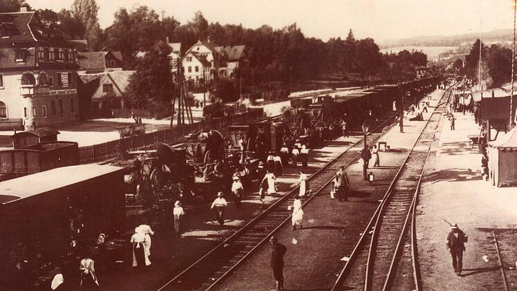 Hier werden deutsche Soldaten 1914 bei der Durchreise an die Front im Kronacher Bahnhof verpflegt.  Foto: Sammlung Gloël