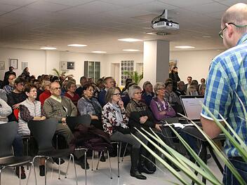 Markus Ipta sprach vor rund 100 Besuchern im Veranstaltungsraum der Mediengruppe Oberfranken zu den Themen Ethik, Spiritualität und Hospizgedanke.Alexander Müller