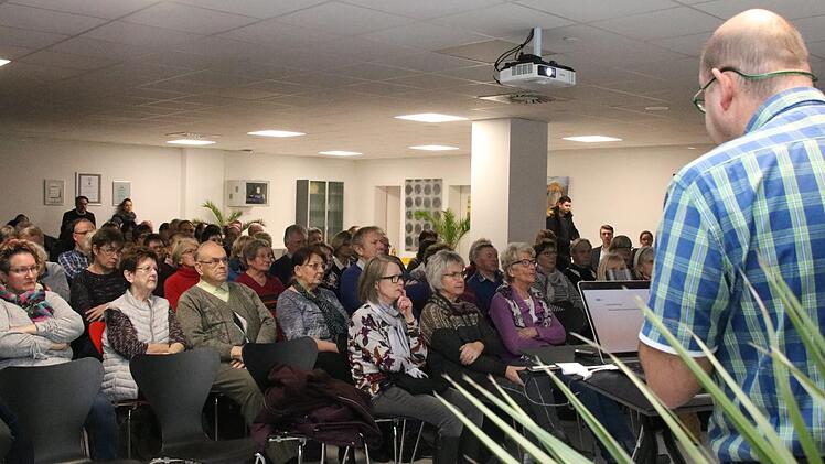 Markus Ipta sprach vor rund 100 Besuchern im Veranstaltungsraum der Mediengruppe Oberfranken zu den Themen Ethik, Spiritualität und Hospizgedanke.Alexander Müller
