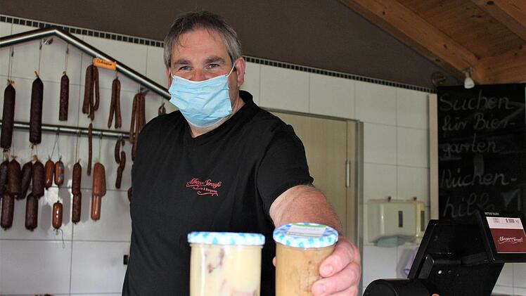 In seiner Metzgerei bietet Bernd Strauß fertige Speisen im Glas an. Foto: Cindy Dötschel