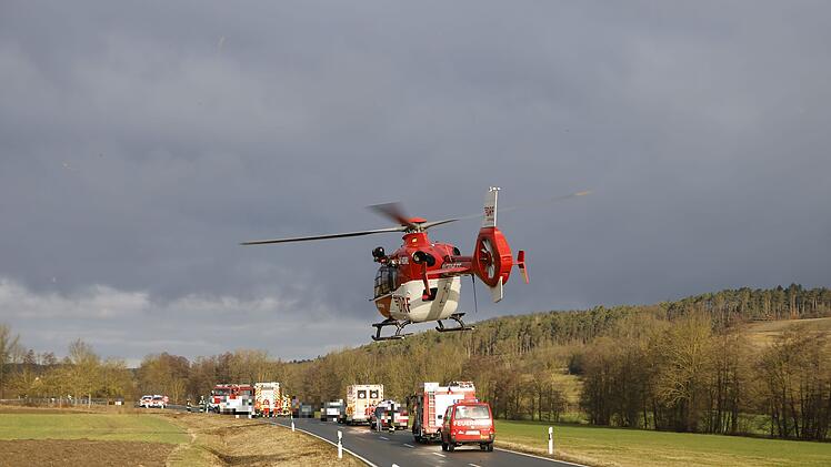 Kastenwagen schlittert auf Gegenfahrbahn: Fahrer mit Rettungshubschrauber ins Krankenhaus gebracht