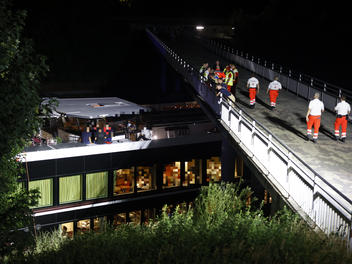Passagierschiff kollidiert mit Brücke: Großeinsatz am Main-Donau-Kanal
