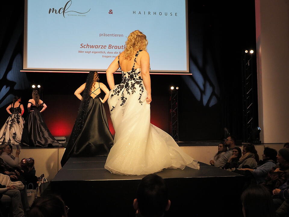 Inkl. Braut- und Festmodenschauen.