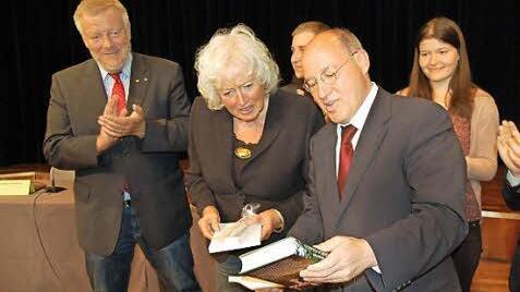 Die "Zeitzeugen" Norbert Kastner, Renate Schmidt und Gregor Gysi (von links) bekamen fränkische Literatur geschenkt. Fotos: Oliver Schmidt