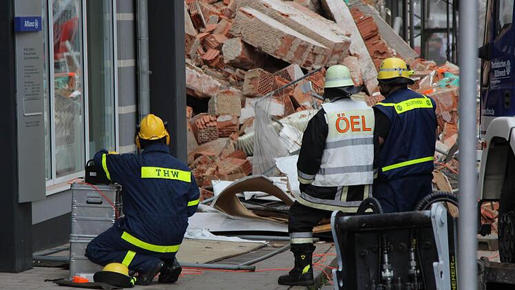Am Montagmittag ist es in der Egerstrasse in Wunsiedel zu einem schweren Zwischenfall gekommen. Bei Abbrucharbeiten stürzte ein Gebäude unkontrolliert ein und begrub unter anderem ein Auto unter sich. Die Feuerwehr befürchtete anfangs, dass sich noch eine Person unter den Trümmern befinden könnte. Diese Annahme bestätigte sich glücklicherweise nicht. Foto: News5 / Fricke