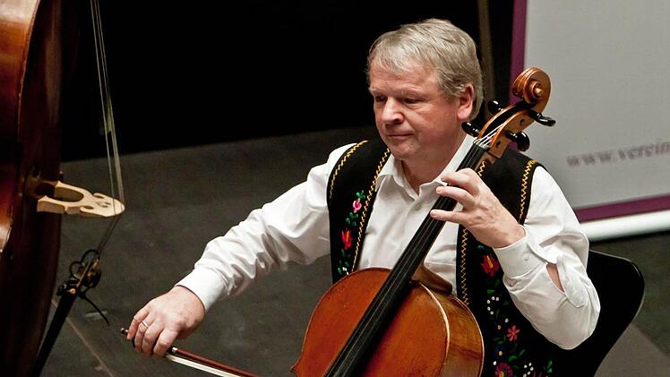 Rainer Bartke am CelloFoto: Jochen Berger