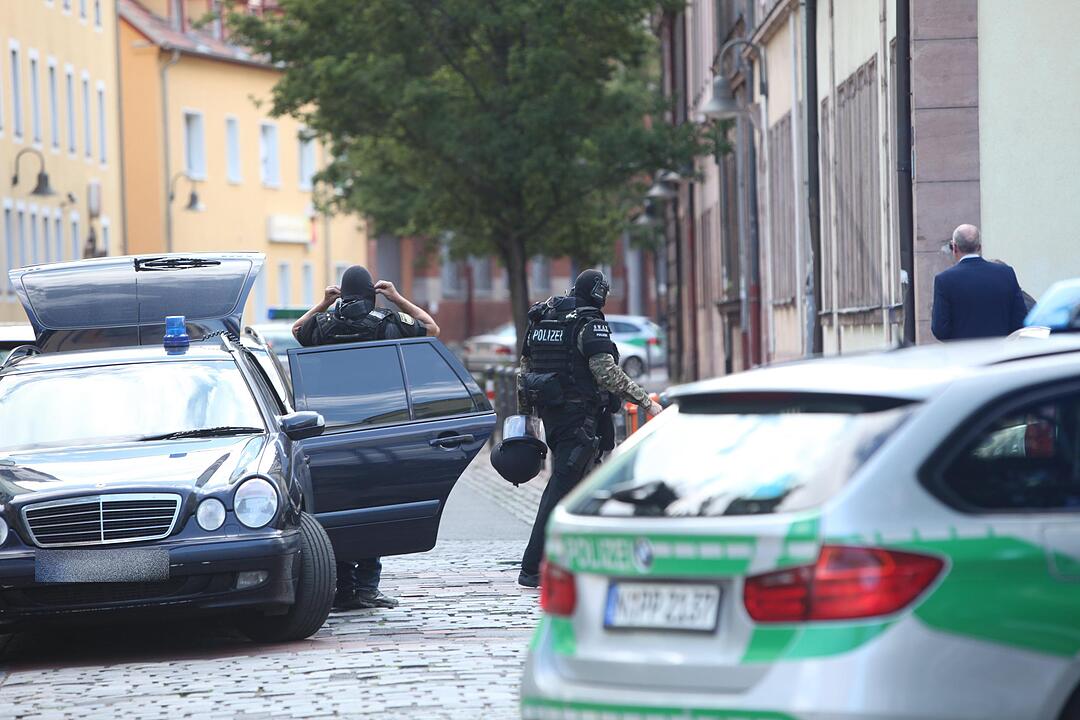 SEK Einsatz - Mann droht mit angeblicher Waffe