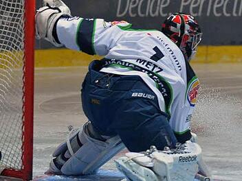 Wie schon am Freitag gegen Dorfen mussten HEC-Goalie Carsten Metz (im Bild) und der zweite Höchstadter Torwart Martin Fous den Puck sieben Mal aus dem Tor holen.  Foto: Picturedreams