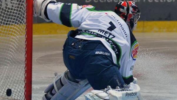 Wie schon am Freitag gegen Dorfen mussten HEC-Goalie Carsten Metz (im Bild) und der zweite Höchstadter Torwart Martin Fous den Puck sieben Mal aus dem Tor holen.  Foto: Picturedreams