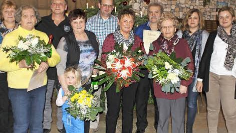 Die bei den Frankenwaldfreunden Wolfersgrün für 25 und 50 Jahre Treue geehrten Mitglieder mit Vorsitzender Diana Schütz (rechts) und ihrer Stellvertreterin Silke Walter (daneben)  Foto: Michael Wunder