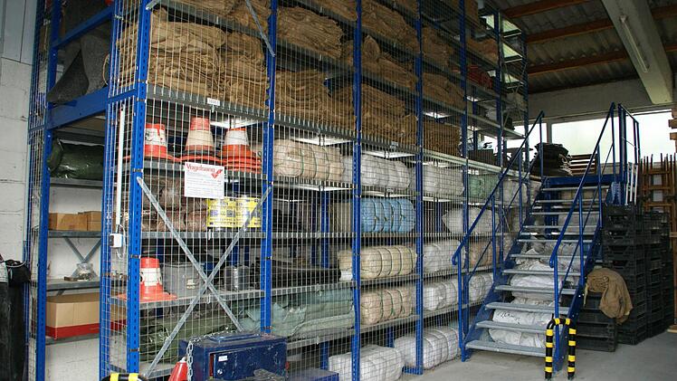 Beim THW in Haßfurt ist die Sandsack-Koordinierungsstelle für den ganzen Landkreis untergebracht. Hier lagern ständig 3000 gefüllte und 50 000 leere Sandsäcke.