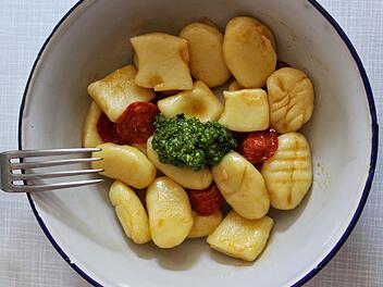 Die rustikale Optik gehört bei handgerollten Gnocchi einfach dazu.