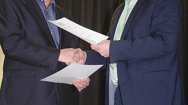 Schulamtsdirektor Uwe Dörfer (rechts) überreichte Reinhard Engelhardt die Ruhestands- sowie die Beförderungsurkunde. Foto: Heike Schülein
