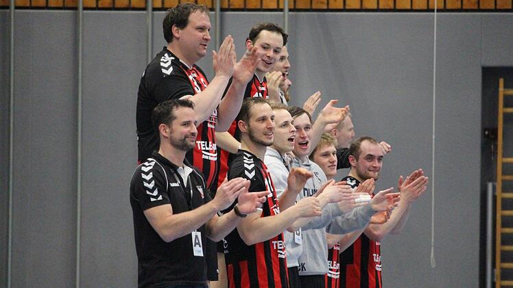 Applaus. Applaus: Stehende Ovationen gab es für die Spieler, aber auch von den Protagonisten in Richtung ihrer Fans. Foto: Sebastian Schmitt