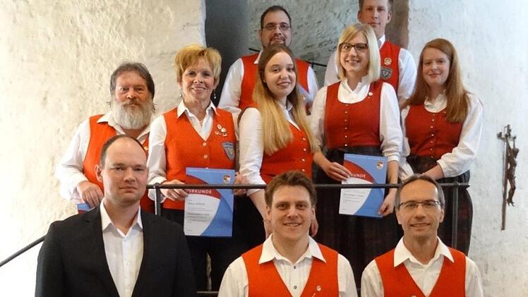 Beim Konzert in der Abtei Maria Bildhausen gab es Ehrungen: (1. Reihe von links) Mario Hugo, Martin Reinhard, Dieter Gehring, (2. Reihe von links) Norbert Reinhard, Petra Gessner, Johanna Schmitt, Christina Gehring, Daniela Geßner und (3. Reihe von links) Stefan Rink und Andreas Geßner.  Foto: Stephanie Geiling