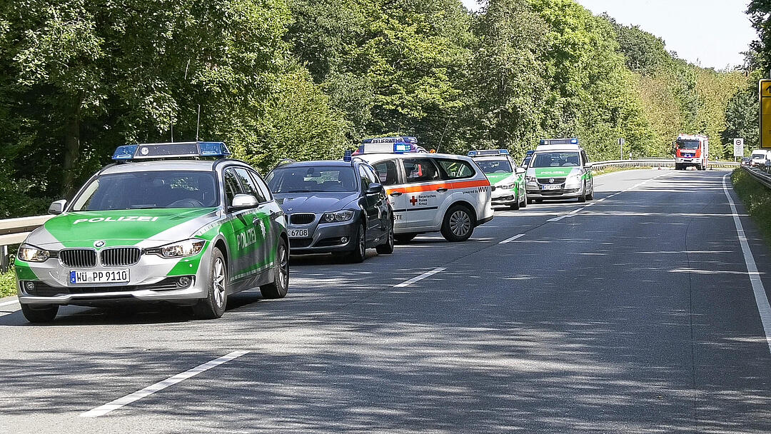 B 8 zwischen Waldbüttelbrunn und Höchberg: Motorrad-Fahrer kollidiert mit Lkw und stirbt